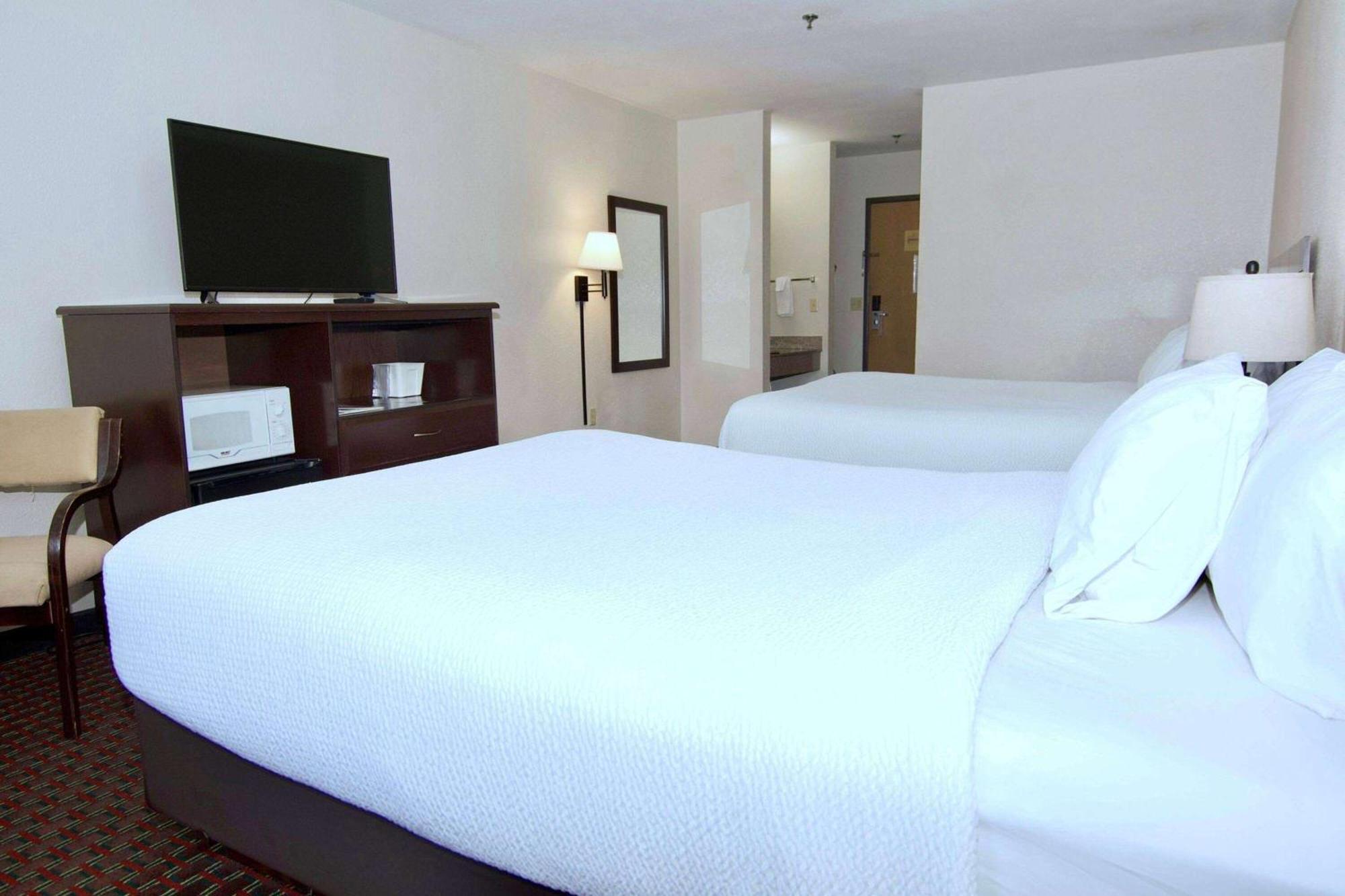 Ramada By Wyndham Tell City Экстерьер фото