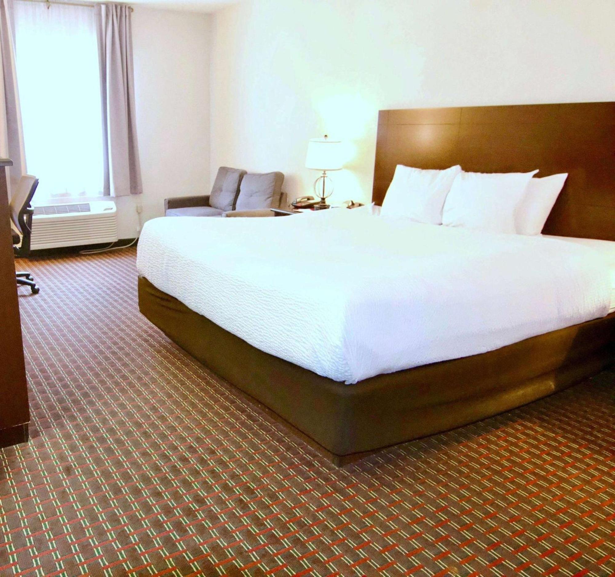 Ramada By Wyndham Tell City Экстерьер фото
