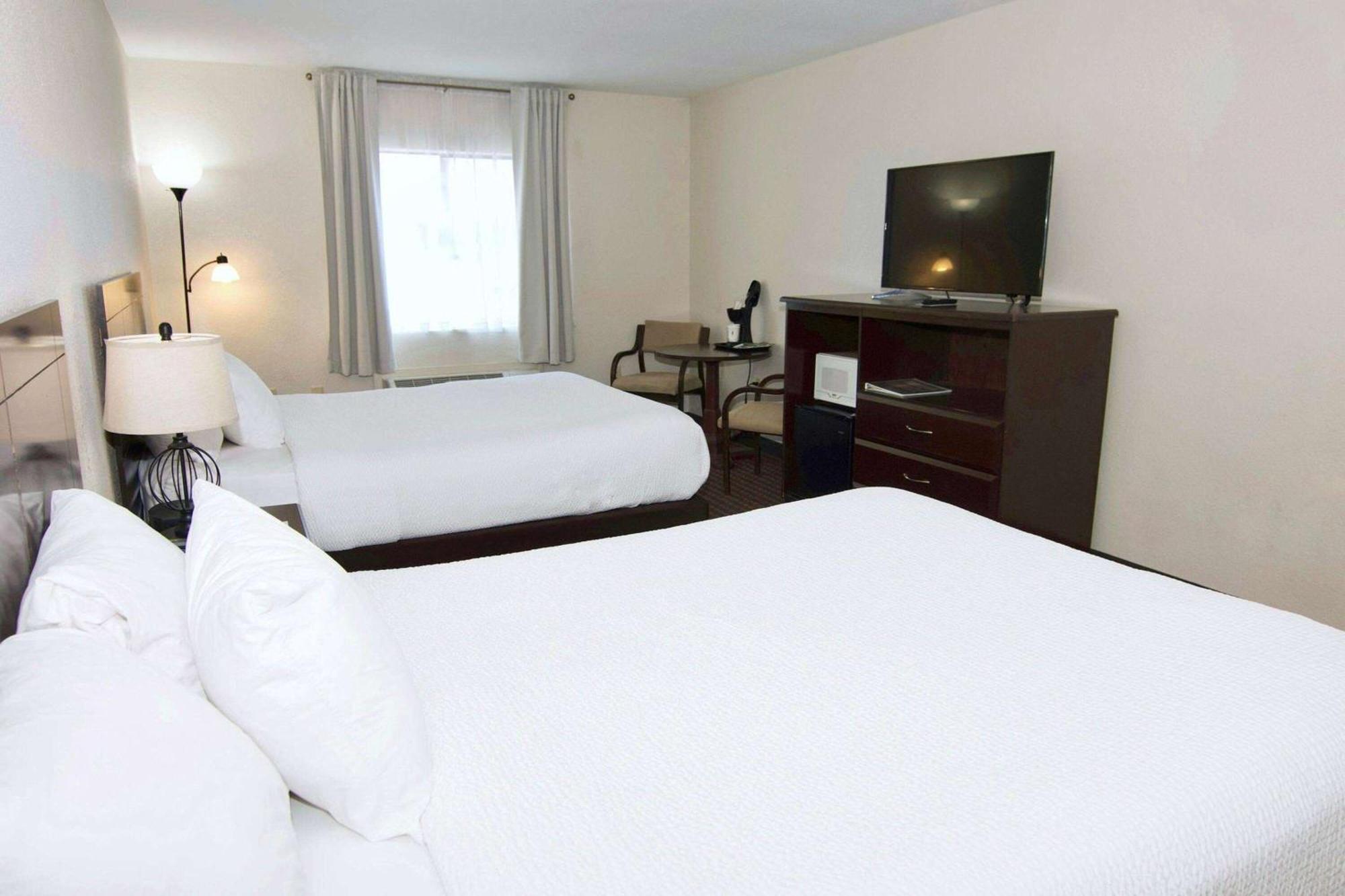 Ramada By Wyndham Tell City Экстерьер фото